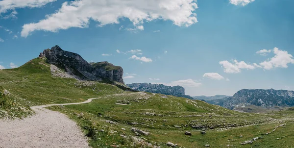 Durmitor dağları, Ulusal Park, Akdeniz, Karadağ, Balkanlar ve Avrupa 'nın muhteşem manzarası. Sedlo Geçidi 'nden parlak yaz manzarası. Dağlardaki evin yanındaki yol..