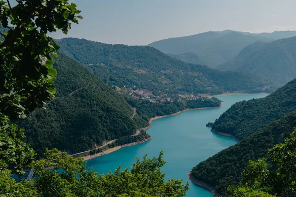 Montenegro. View of Lake Piva, located between the mountains. The lake is an artificial reservoir of fresh water. Bright blue sky — Stock Photo, Image