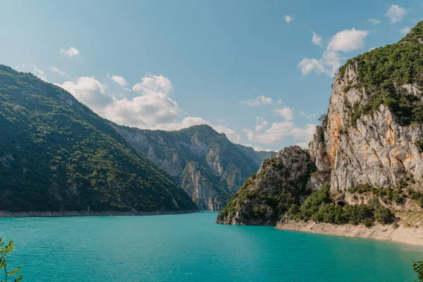 Чорногорія. Вид на озеро Піва, розташоване між горами. Озеро є штучним водосховищем прісної води. Яскраве блакитне небо — стокове фото