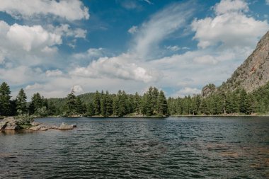 Karadağ 'ın Prokletije kentindeki Hridsko Gölü' nün muhteşem manzarası. Hrid Gölü Karadağ 'ın en yüksek dağı
