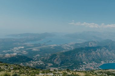 Güzel doğa dağları manzarası. Kotor Körfezi, Karadağ. Dağın tepesinde Kotor ve Tivat şehirleriyle Boka Körfezi manzarası, Karadağ