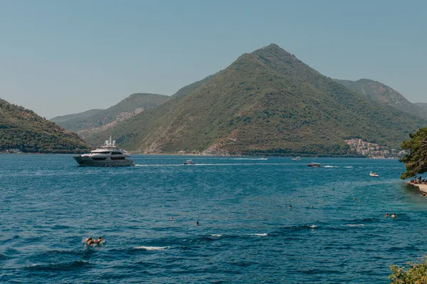 Yate de lujo en el mar Adriático en Montenegro con vistas panorámicas a las montañas. Increíbles paisajes de balcanes y transporte a vela — Foto de Stock