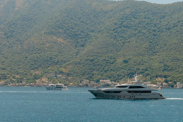 位于黑山亚得里亚海的豪华游艇,景色秀丽多山.令人惊奇的巴尔的摩风景和航行交通工具 — 图库照片