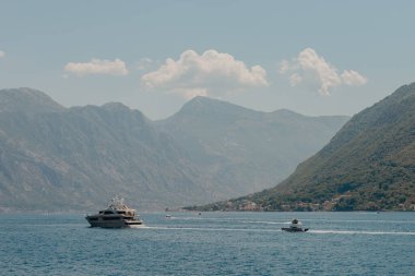 Karadağ 'ın Adriyatik Denizi' nde manzaralı dağ manzaralı lüks bir yat. Balkanların muhteşem manzaraları ve deniz taşımacılığı