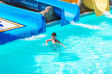 Aqua Park 'ta kayıp düşen bir çocuk, bayram eğlencesi. Su kaydırağında bir çocuk