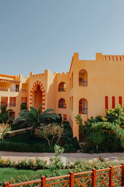 Villa de férias de luxo com palmeira — Fotografia de Stock