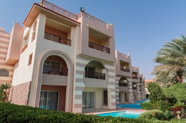 Modern ve lüks bir konut - yaşam tarzı konsepti. Kocaman, lüks bir ev.