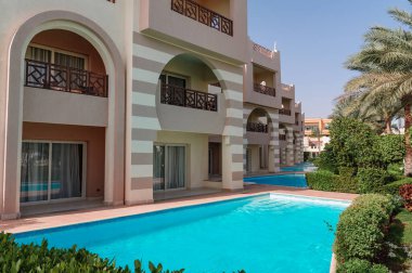 Modern ve lüks bir konut - yaşam tarzı konsepti. Kocaman, lüks bir ev.