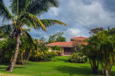 Dominik Cumhuriyeti 'nde kendi yüzme havuzu olan güzel lüks bir villa. Lüks Karayip tatil beldesi ve güzel bahçedeki yazlık ev.