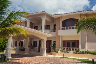 Dominik Cumhuriyeti 'nde kendi yüzme havuzu olan güzel lüks bir villa. Lüks Karayip tatil beldesi ve güzel bahçedeki yazlık ev.