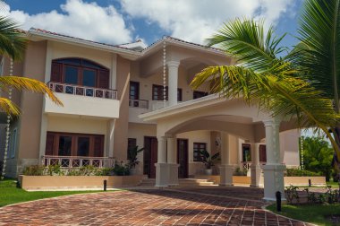 Dominik Cumhuriyeti 'nde kendi yüzme havuzu olan güzel lüks bir villa. Lüks Karayip tatil beldesi ve güzel bahçedeki yazlık ev.