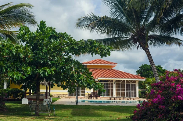 Шикарная вилла с собственным бассейном в Доминиканской Республике. летняя резиденция на роскошном Карибском курорте и красивый сад. — стоковое фото