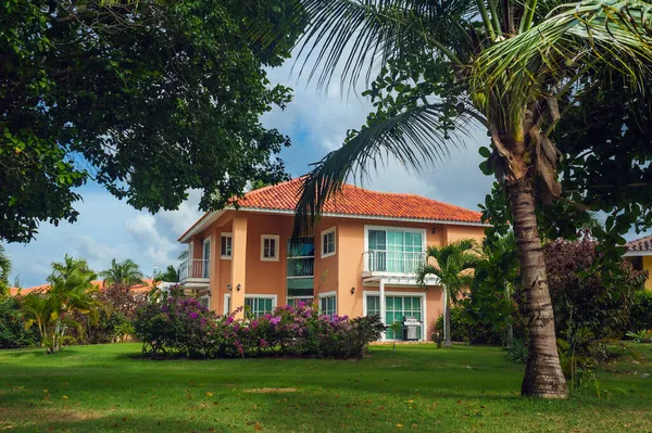 ドミニカ共和国で独自のスイミングプール付きの美しい豪華なヴィラ。豪華なカリブ海のリゾートと美しい庭園の夏の住居. — ストック写真