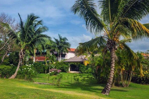 Schöne Luxusvilla mit eigenem Pool in der Dominikanischen Republik. Sommerresidenz auf luxuriösem Karibik-Resort und schönem Garten. — Stockfoto