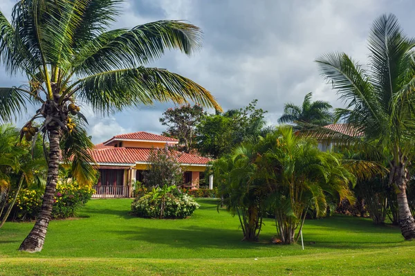 Schöne Luxusvilla mit eigenem Pool in der Dominikanischen Republik. Sommerresidenz auf luxuriösem Karibik-Resort und schönem Garten. — Stockfoto