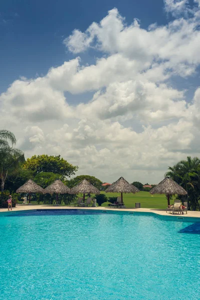 Lüks otelin denize yakın yaz Spa resort Açık Yüzme Havuzu. Tropik cenneti. Dominik Cumhuriyeti, Seyşeller, Karayipler, Bahama Adaları. — Stok fotoğraf