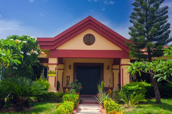 Hermosa villa de lujo con piscina propia en República Dominicana. residencia de verano en el complejo caribeño de lujo y hermoso jardín. — Foto de Stock