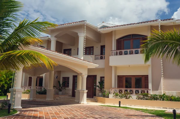 Hermosa villa de lujo con piscina propia en República Dominicana. residencia de verano en el complejo caribeño de lujo y hermoso jardín. — Foto de Stock