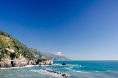 İtalyan bayramı - güzel Monterosso al Mare Sahili, Cinque Terre, İtalya. Cinque Terre 'deki balıkçı köyü, İtalya' daki unesco dünya mirası. İtalya 'nın resim sahili, Liguria.