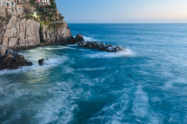 Vernazza 'nın güzel manzarası. İtalya' daki Cinque Terre Ulusal Parkı 'nda bir köy. Vernazza 'daki renkli liman, Cinque Terre, Liguria, İtalya. Beş Diyar 'da Deniz Burnu, Cinque Terre Ulusal Parkı.