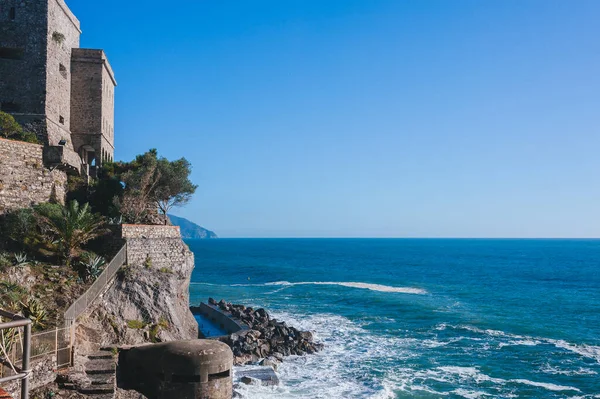 Итальянские праздники - красивый пляж Монтероссо-аль-Маре, Cinque Terre, Италия. рыбацкая деревня в Cinque Terre, всемирное наследие ЮНЕСКО в Италии. живописное побережье Италии, Лигурия. — стоковое фото