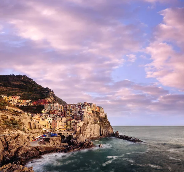 Beautiful view of Vernazza - a village in the National park of Cinque Terre, Italy. Colorful harbor at Vernazza, Cinque Terre, Liguria, Italy. Seascape in Five lands, Cinque Terre National Park. — Stock Photo, Image