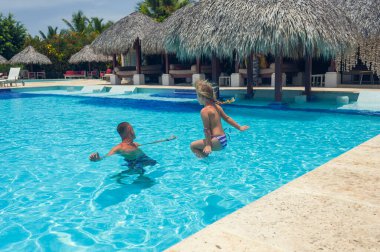 Lüks otelin denize yakın yaz Spa resort Açık Yüzme Havuzu. Tropik cenneti. Dominik Cumhuriyeti, Seyşeller, Karayipler, Bahama Adaları.