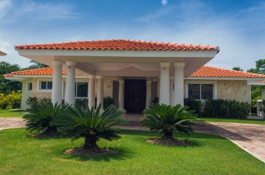 Dominik Cumhuriyeti 'nde kendi yüzme havuzu olan güzel lüks bir villa. Lüks Karayip tatil beldesi ve güzel bahçedeki yazlık ev.