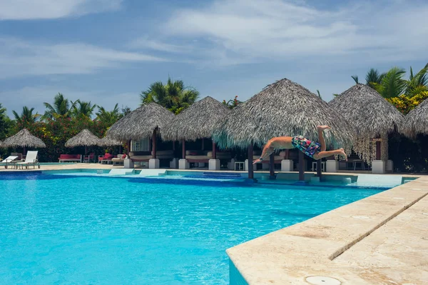 Открытый курорт "Свияжск" - роскошный отель в летнем курорте у моря. Тропический рай. Доминиканская Республика, Сейшельские острова, Карибский бассейн, Бахрейн . — стоковое фото