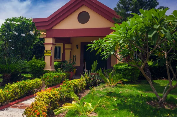 Linda moradia de luxo com uma piscina própria na República Dominicana. residência de verão no resort caribenho de luxo e belo jardim. — Fotografia de Stock