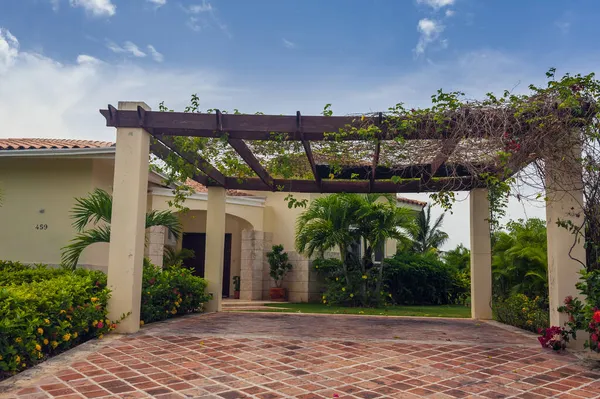 Шикарная вилла с собственным бассейном в Доминиканской Республике. летняя резиденция на роскошном Карибском курорте и красивый сад. — стоковое фото