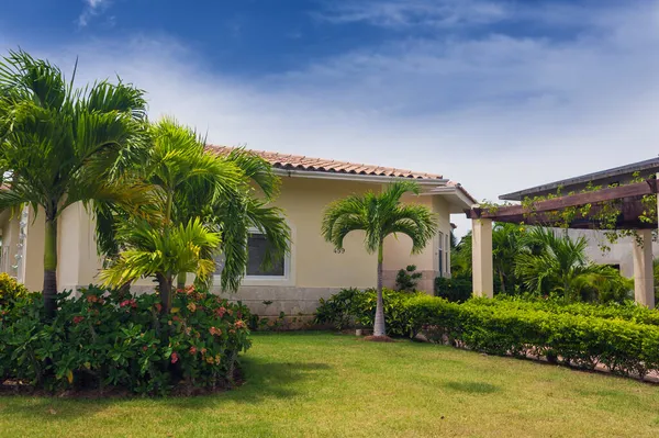 Hermosa villa de lujo con piscina propia en República Dominicana. residencia de verano en el complejo caribeño de lujo y hermoso jardín. — Foto de Stock