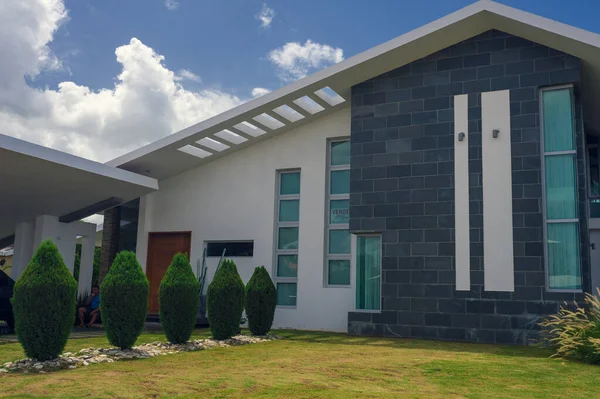 Linda moradia de luxo com uma piscina própria na República Dominicana. residência de verão no resort caribenho de luxo e belo jardim. — Fotografia de Stock