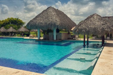 Lüks otelin denize yakın yaz Spa resort Açık Yüzme Havuzu. Tropik cenneti. Dominik Cumhuriyeti, Seyşeller, Karayipler, Bahama Adaları.