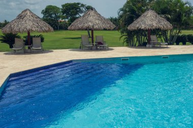 Lüks otelin denize yakın yaz Spa resort Açık Yüzme Havuzu. Tropik cenneti. Dominik Cumhuriyeti, Seyşeller, Karayipler, Bahama Adaları.