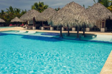 Lüks otelin denize yakın yaz Spa resort Açık Yüzme Havuzu. Tropik cenneti. Dominik Cumhuriyeti, Seyşeller, Karayipler, Bahama Adaları.