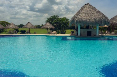 Lüks otelin denize yakın yaz Spa resort Açık Yüzme Havuzu. Tropik cenneti. Dominik Cumhuriyeti, Seyşeller, Karayipler, Bahama Adaları.