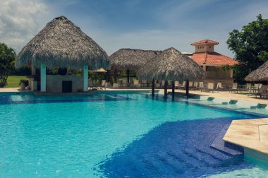 Lüks otelin denize yakın yaz Spa resort Açık Yüzme Havuzu. Tropik cenneti. Dominik Cumhuriyeti, Seyşeller, Karayipler, Bahama Adaları.