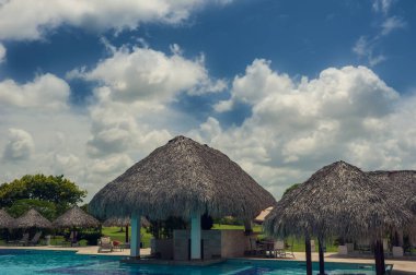 Lüks otelin denize yakın yaz Spa resort Açık Yüzme Havuzu. Tropik cenneti. Dominik Cumhuriyeti, Seyşeller, Karayipler, Bahama Adaları.