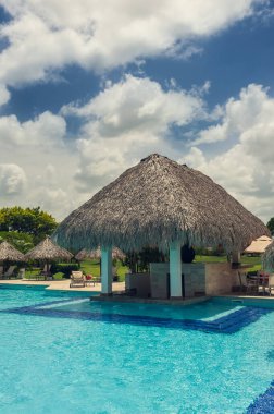 Lüks otelin denize yakın yaz Spa resort Açık Yüzme Havuzu. Tropik cenneti. Dominik Cumhuriyeti, Seyşeller, Karayipler, Bahama Adaları.