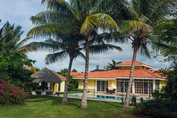 Dominik Cumhuriyeti 'nde kendi yüzme havuzu olan güzel lüks bir villa. Lüks Karayip tatil beldesi ve güzel bahçedeki yazlık ev.