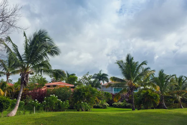 Piękna luksusowa willa z własnym basenem w Republice Dominikańskiej. letnia rezydencja na luksusowym karaibskim kurorcie i pięknym ogrodzie. — Zdjęcie stockowe