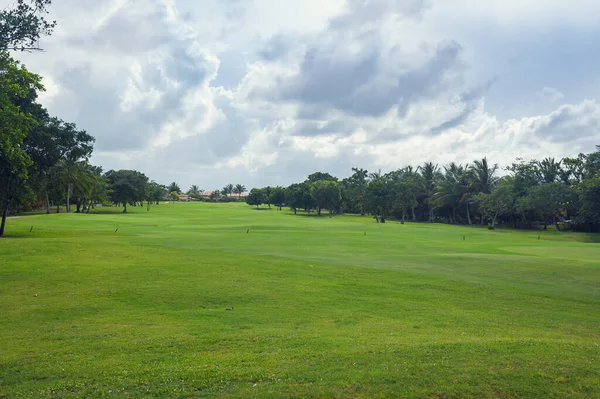 Campo de golf en República Dominicana. campo de hierba y cocoteros en la isla de Seychelles . —  Fotos de Stock