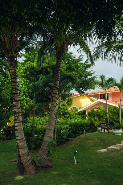 Dominik Cumhuriyeti 'nde kendi yüzme havuzu olan güzel lüks bir villa. Lüks Karayip tatil beldesi ve güzel bahçedeki yazlık ev. — Stok fotoğraf