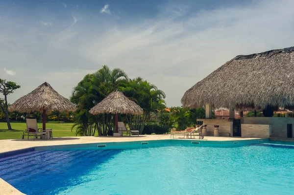 Lüks otelin denize yakın yaz Spa resort Açık Yüzme Havuzu. Tropik cenneti. Dominik Cumhuriyeti, Seyşeller, Karayipler, Bahama Adaları.