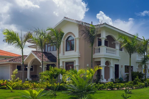 Piękna luksusowa willa z własnym basenem w Republice Dominikańskiej. letnia rezydencja na luksusowym karaibskim kurorcie i pięknym ogrodzie. — Zdjęcie stockowe