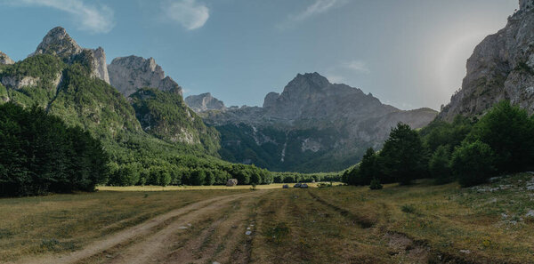 Вид на проклятые горы в долине Гребахе. Прохладные Альпы, также известные как Албанские Альпы и Аккуратные горы, - горный хребет на Балканском полуострове, простирающийся с севера на юг.