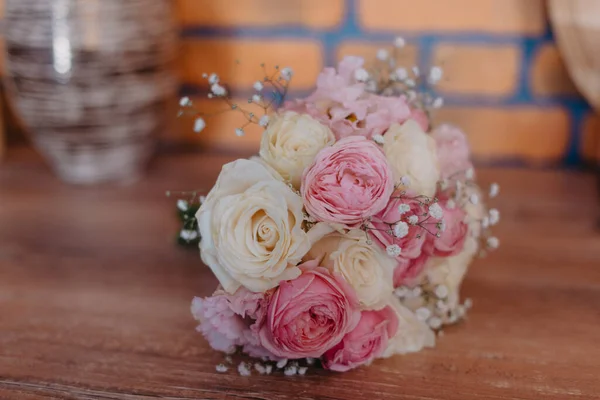 Beautiful delicate bridal bouquet on the table. floral wedding theme. — Stock Photo, Image