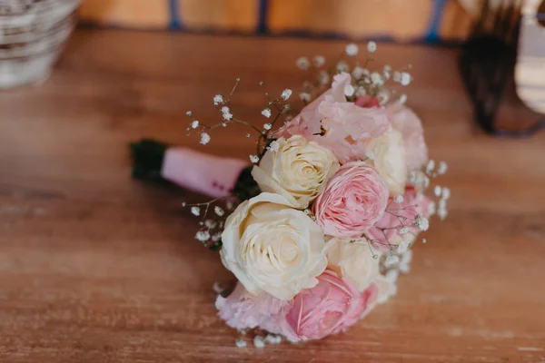 Indah halus buket pengantin di atas meja. tema pernikahan bunga. — Stok Foto