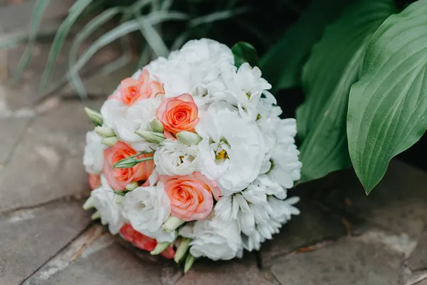 El ramo de bodas de la novia se encuentra en el suelo de piedra. cultura, boda ética tradiciones concepto. —  Fotos de Stock